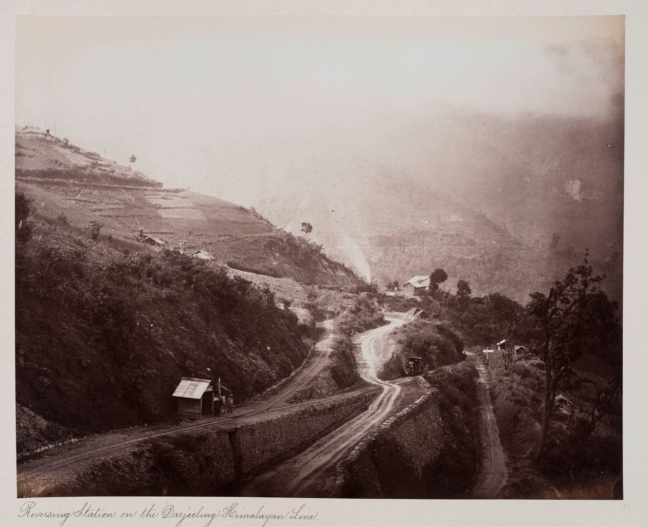 Stacja cofania na linii Darjeeling-Himalayan, ok. 1885 (zdjęcie w sepii) autorstwa Unknown photographer