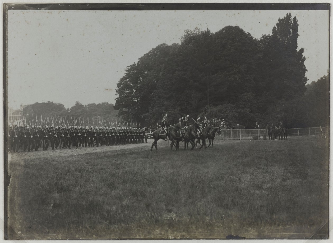 Rewia 14 lipca, parada szkoły Saint-Cyr, Paryż, ok. 1900 r. (zdjęcie czarno-białe) autorstwa Unknown photographer