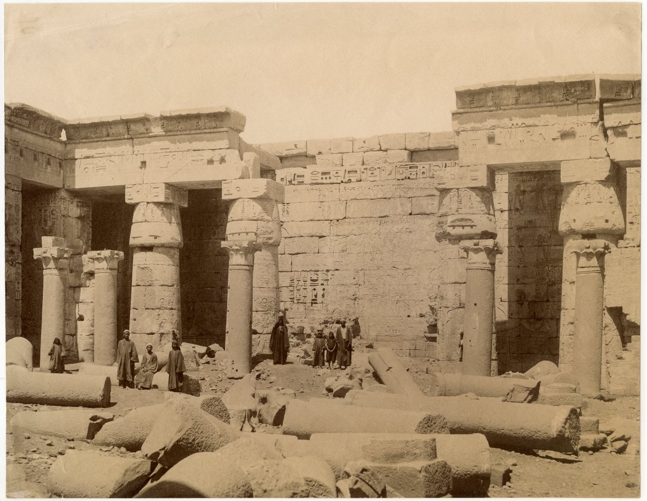 Drugi dziedziniec świątyni grobowej Ramzesa III, strona północna, Medinet Habu, Egipt, ok. 1890 autorstwa Unknown photographer
