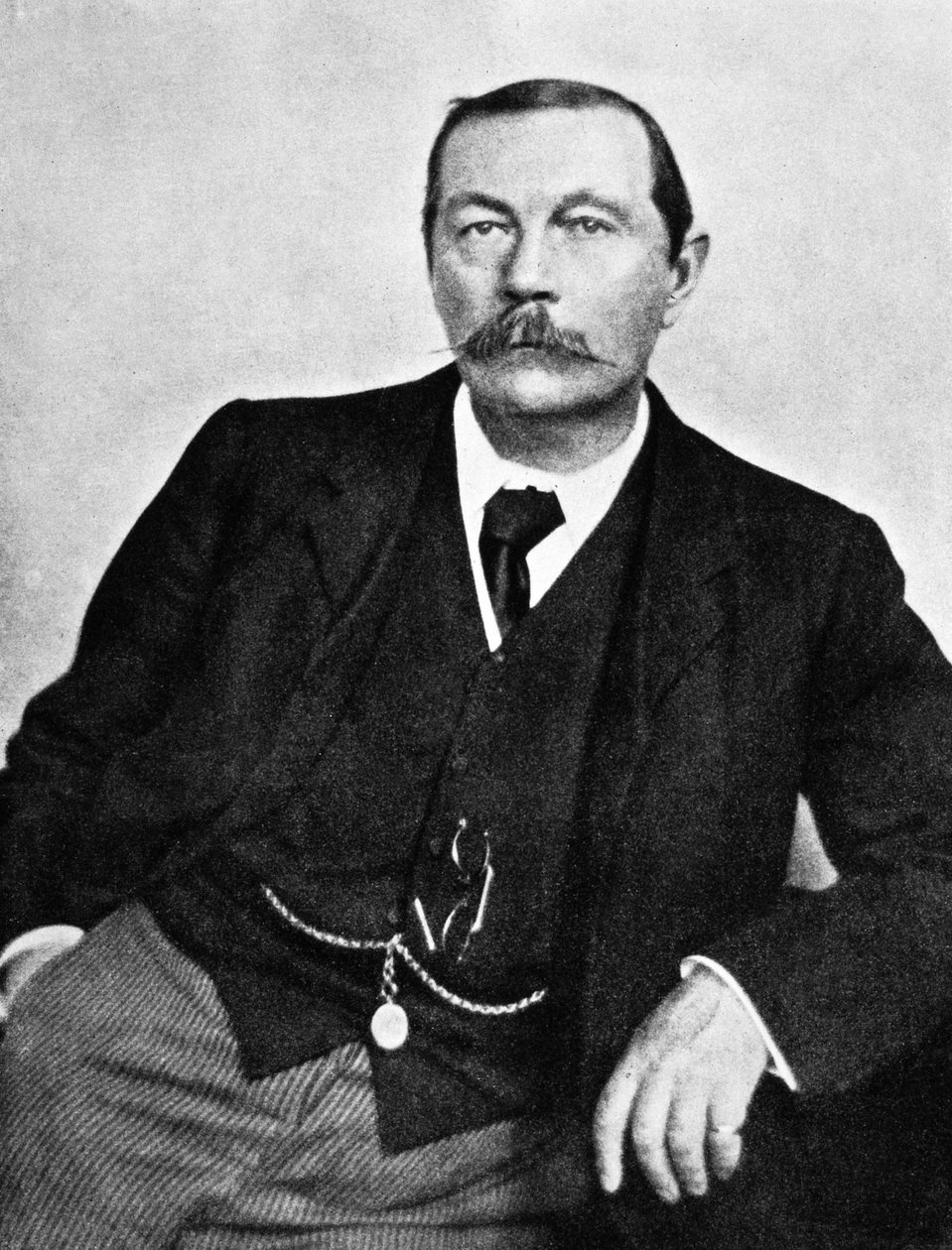Sir Arthur Conan Doyle (1858-1930), szkocki pisarz, tutaj ok. 1910 r. (zdjęcie czarno-białe) autorstwa Unknown photographer