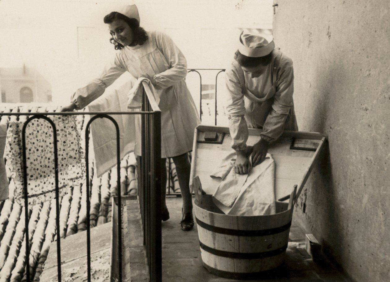 Niektóre kobiety zajmowały się praniem w żeńskiej szkole zawodowej "Regina Elena" w Imoli, dziś gimnazjum "Innocenzo da Imola". autorstwa Unknown photographer