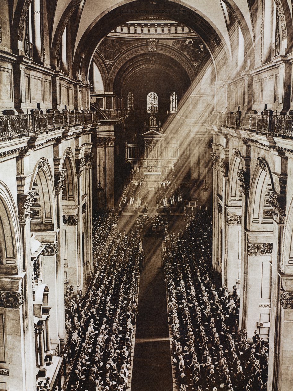 Promienie słońca w katedrze św. Pawła podczas nabożeństwa z okazji Srebrnego Jubileuszu Króla Jerzego V, Londyn, Wielka Brytania, zdjęcie z Illustrated London News, 11 maja autorstwa Unknown photographer
