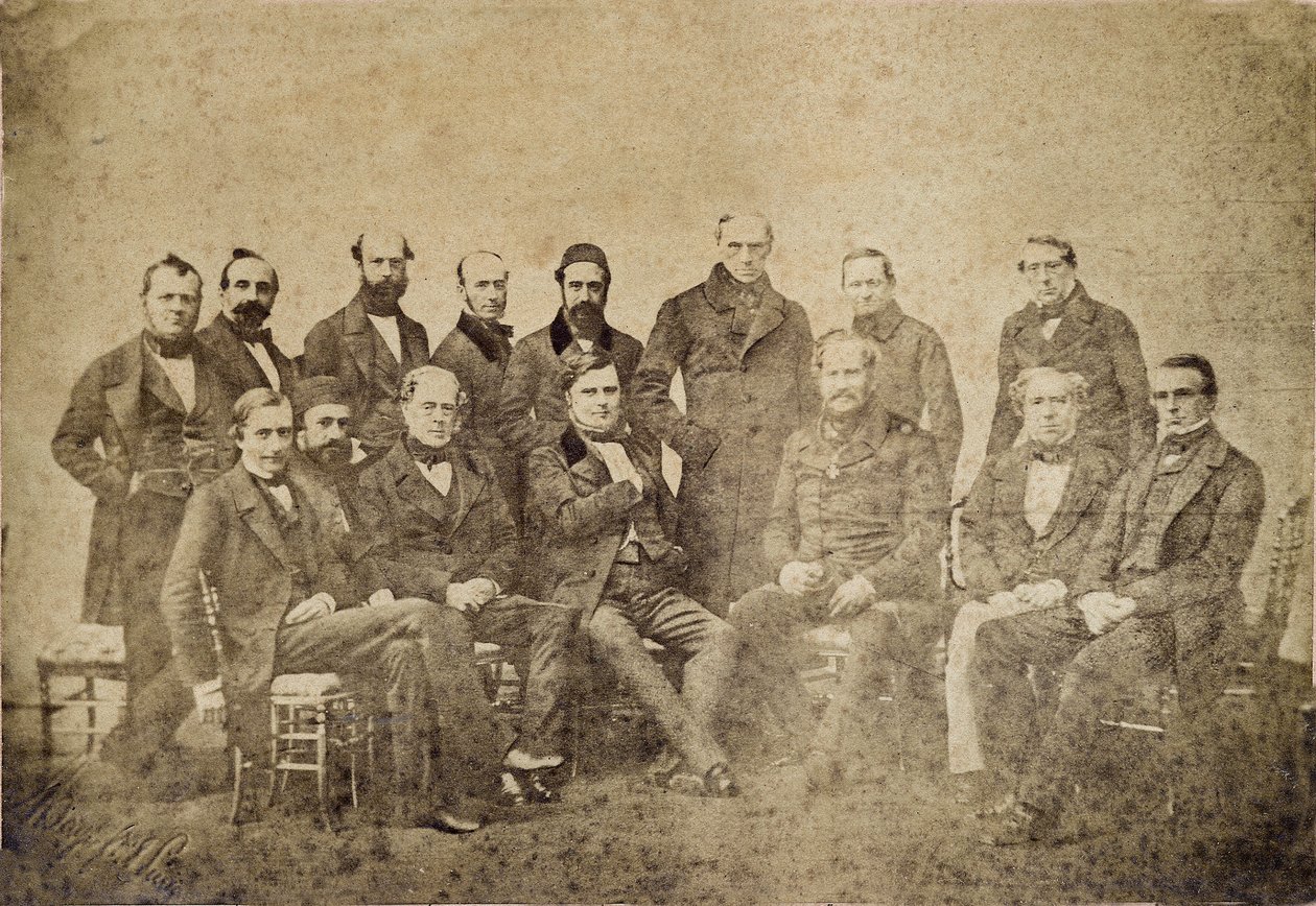 Kongres Paryski był konferencją pokojową, która odbyła się w Paryżu we Francji w 1856 r. pomiędzy przedstawicielami wielkich mocarstw w Europie, aby zawrzeć pokój po prawie trzyletniej wojnie krymsko-krymskiej (1853-1856): legaci reprezentujący poszczególn autorstwa Unknown photographer