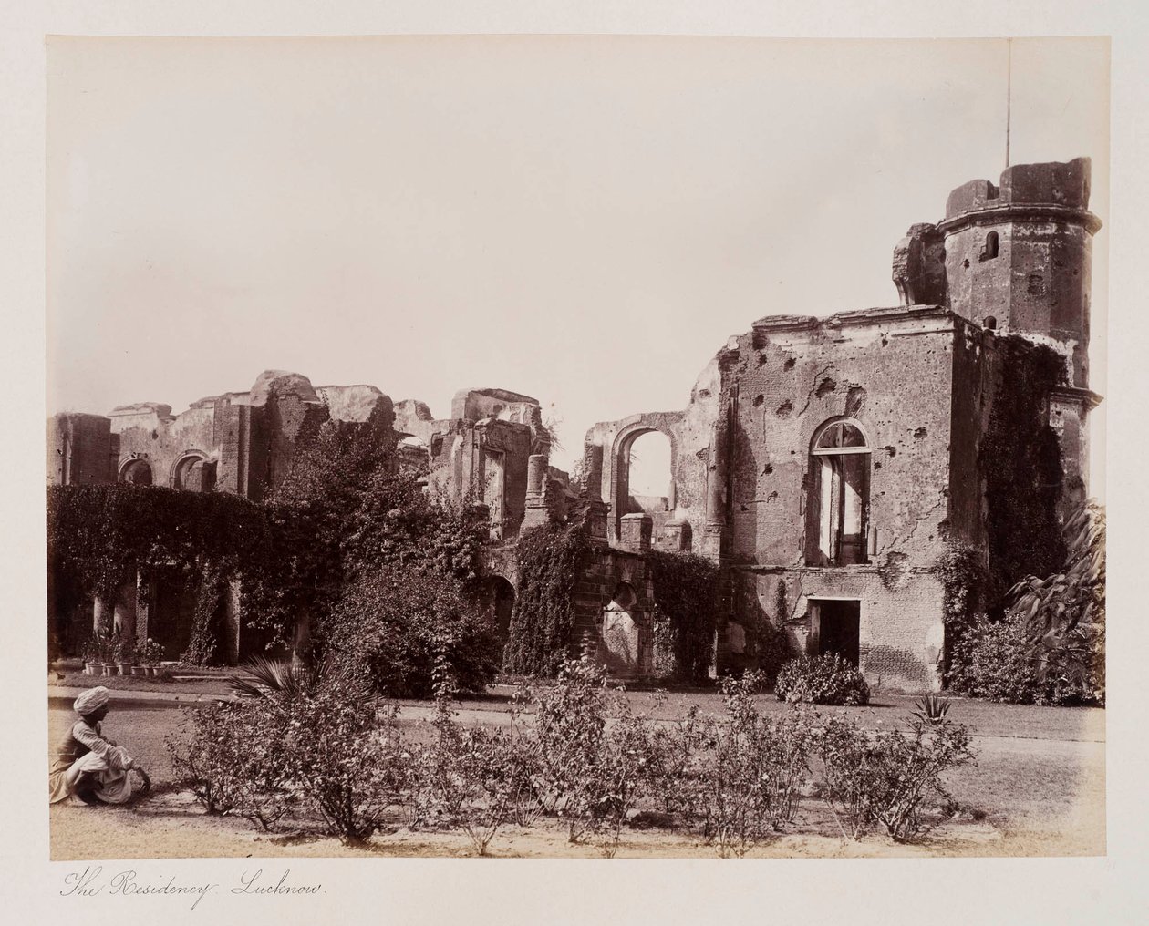 Rezydencja Lucknow, ok. 1885 (zdjęcie w sepii) autorstwa Unknown photographer