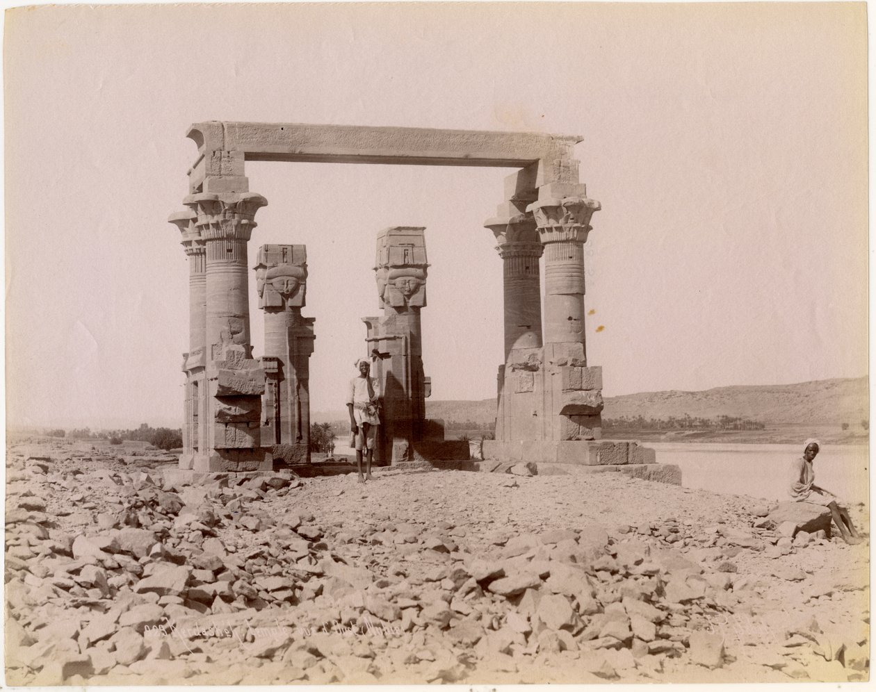 Kiosk rzymski w Qertassi (dziś w New Kalabsha), widok od wschodu, Egipt, fot. Edition J P Sebach, ok. 1890 autorstwa Unknown photographer