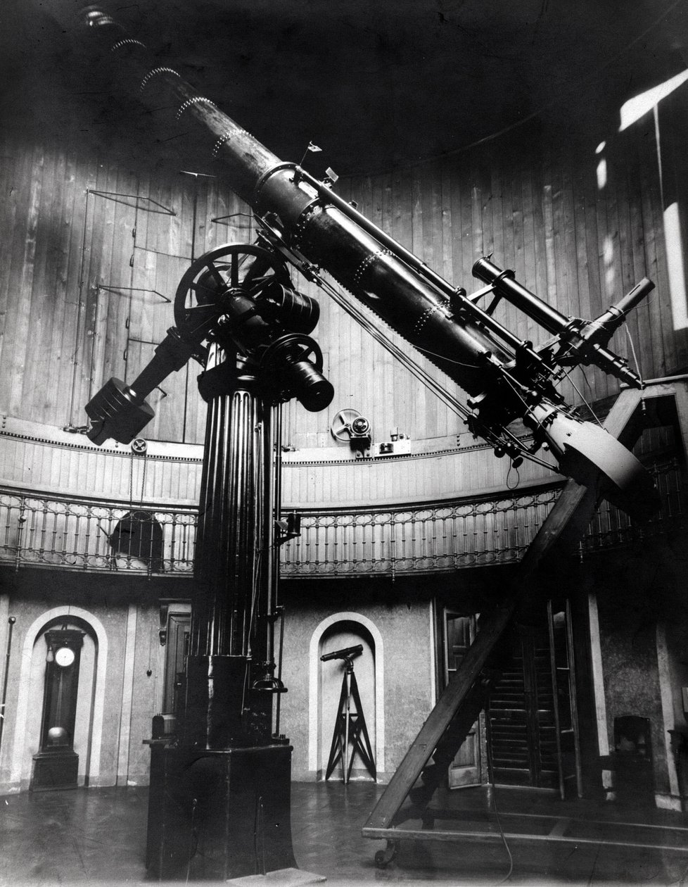 Teleskop Schmidta autorstwa Giovanniego Virginio Schiaparelli (1835-1910) astrofizyka w Brerze (Mediolan). Zaobserwował prostoliniowe konfiguracje na planecie Mars, nazywając je kanałami marsjańskimi (canali). autorstwa Unknown photographer