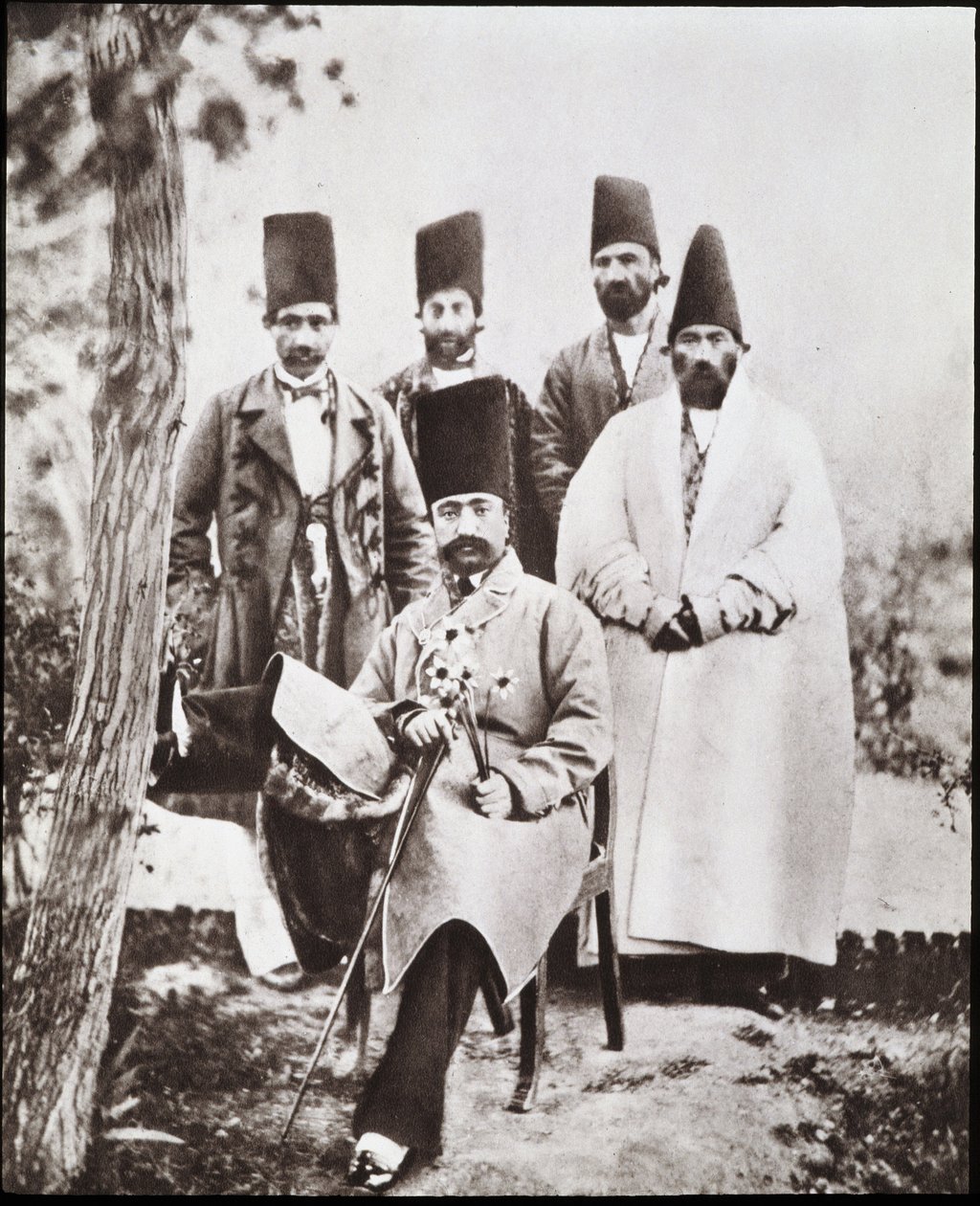 Szach Persji Nasser-ed-Din i jego szambelanowie autorstwa Unknown photographer