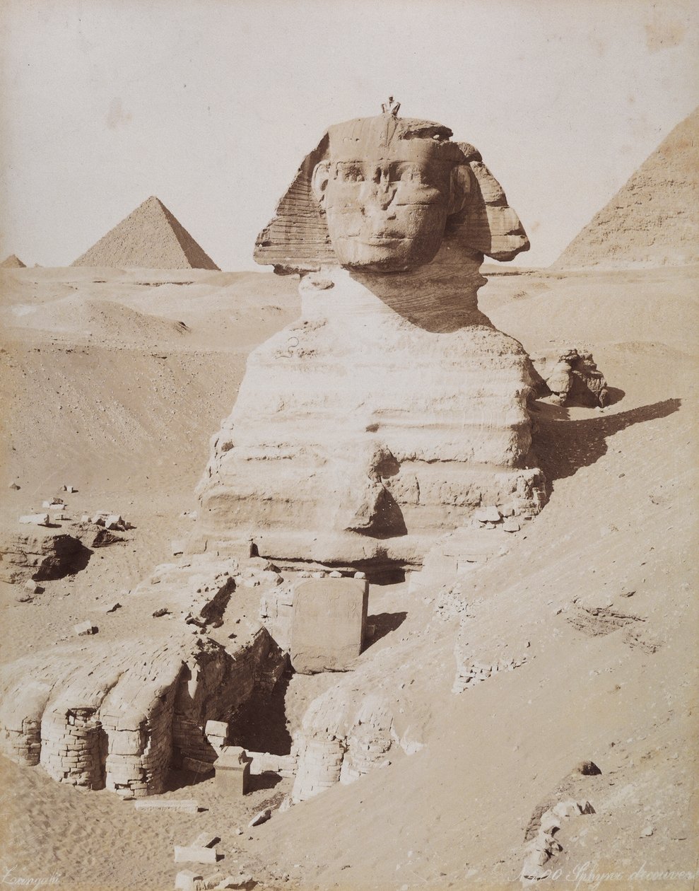 Sfinks, a w tle Wielka Piramida Cheopsa. Kair, El Giza autorstwa Unknown photographer
