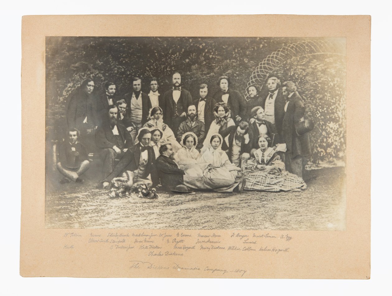 Kompania amatorska do spektaklu The Frozen Deep, w tym Charles Dickens, w ogrodzie Alberta Smitha autorstwa Unknown photographer