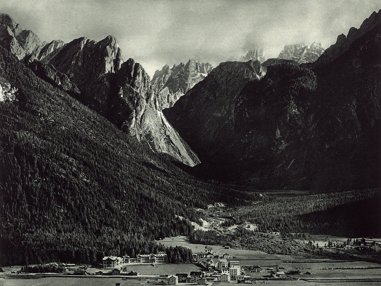 Miasto Dobbiaco w Dolomitach autorstwa Unknown photographer