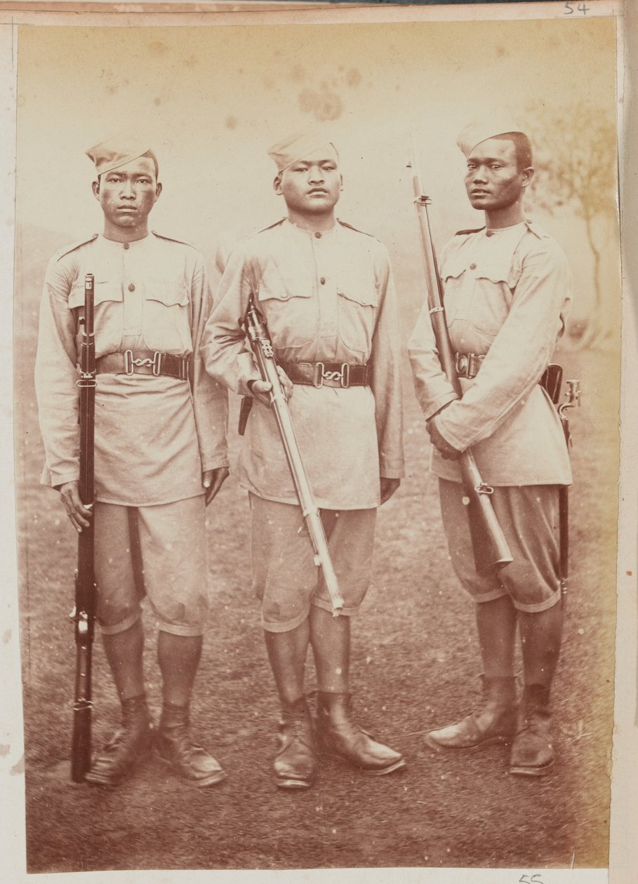 Trzech żołnierzy 4. Pułku Gurkha (strzelców) autorstwa Unknown photographer