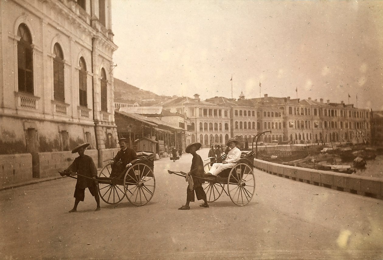 Dwóch mężczyzn przewożonych rikszą w Hongkongu. autorstwa Unknown photographer