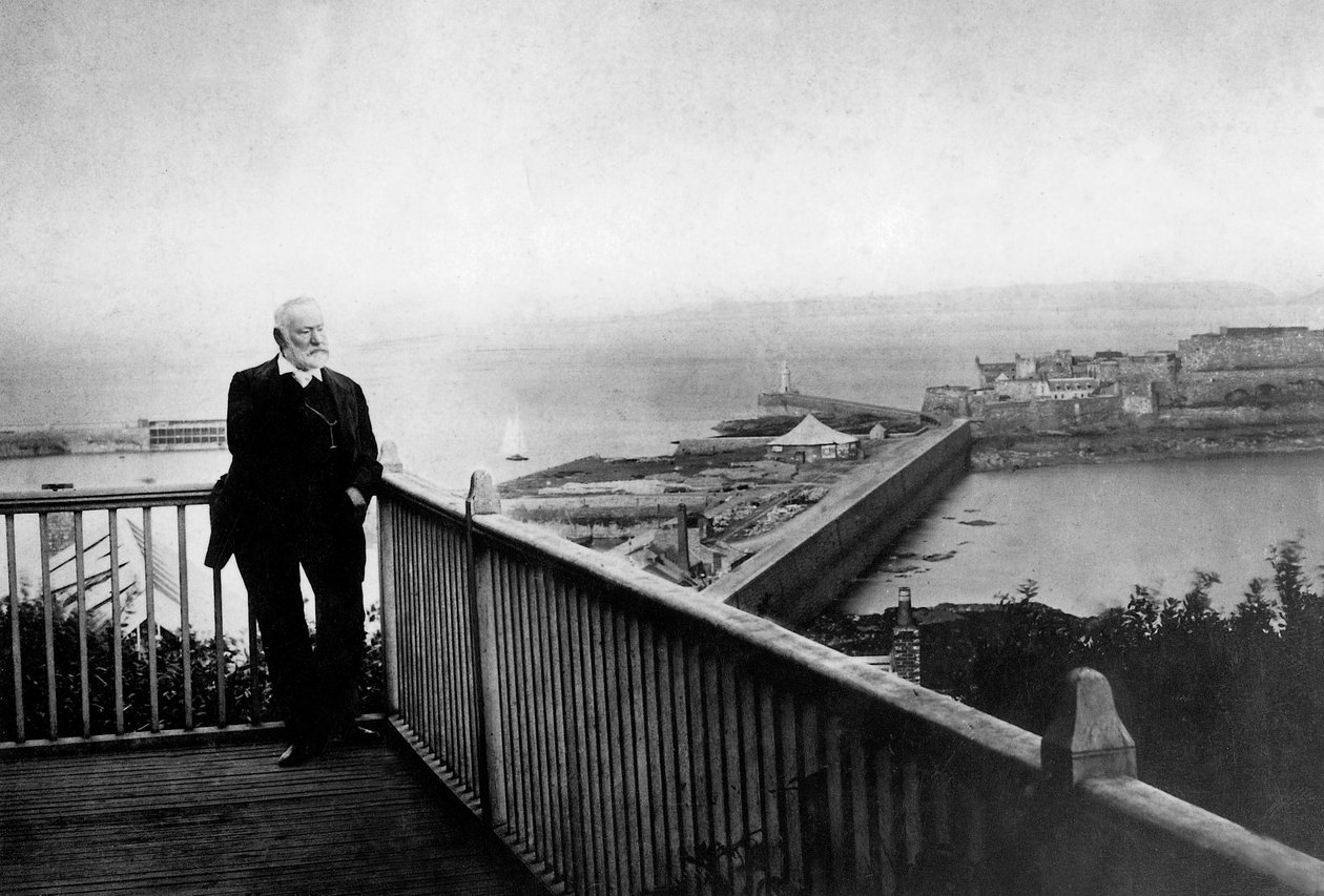 Victor Hugo (1802-1885) w Hauteville House podczas wygnania na Guernsey (od 1851 do 1870) w 1868 roku autorstwa Unknown photographer
