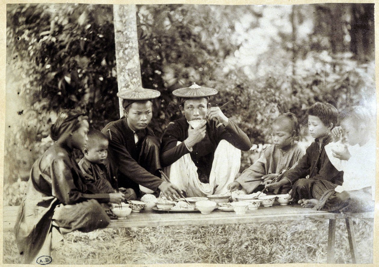 Wietnamski przy posiłku, v.1895. autorstwa Unknown photographer