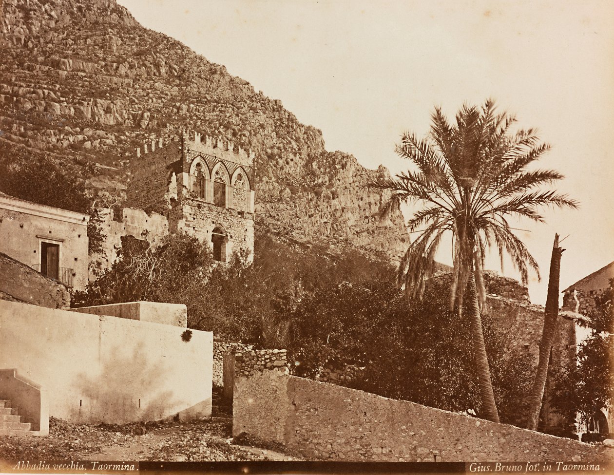 Widok na Badia Vecchia, Taormina autorstwa Unknown photographer
