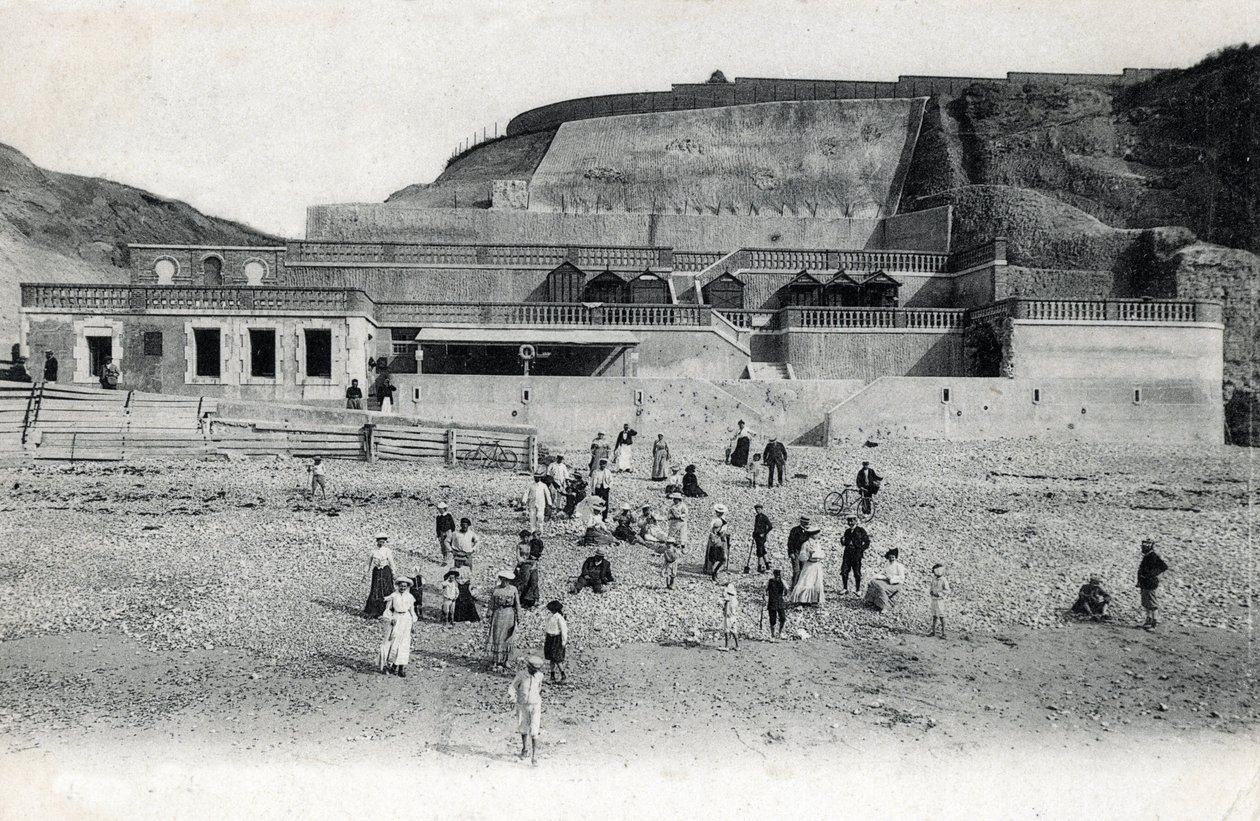 Widok na plażę Mesnil Val (Mesnil-Val) z kasynem i tarasami, pocztówka Manche Normandia z początku XX wieku autorstwa Unknown photographer
