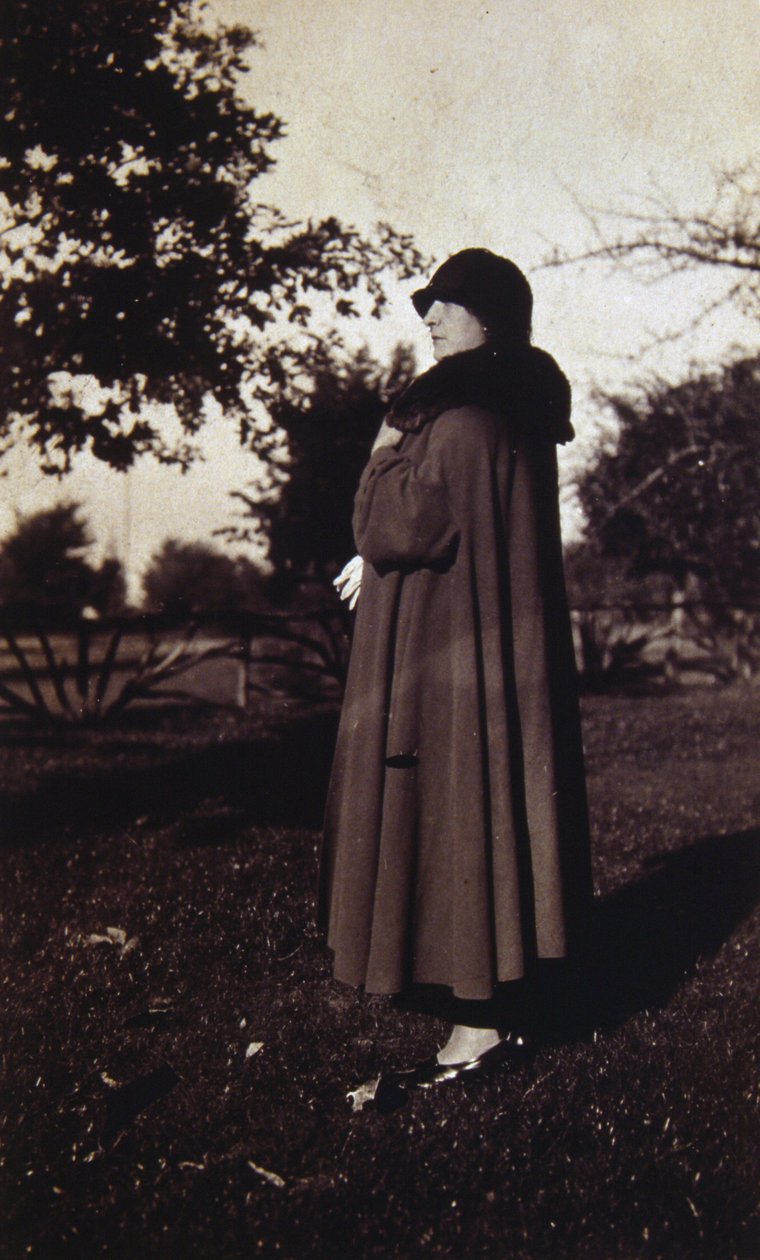 Archiwalne zdjęcie Francuzki w kapeluszu i płaszczu, ok.1920 (zdjęcie czarno-białe) autorstwa Unknown photographer