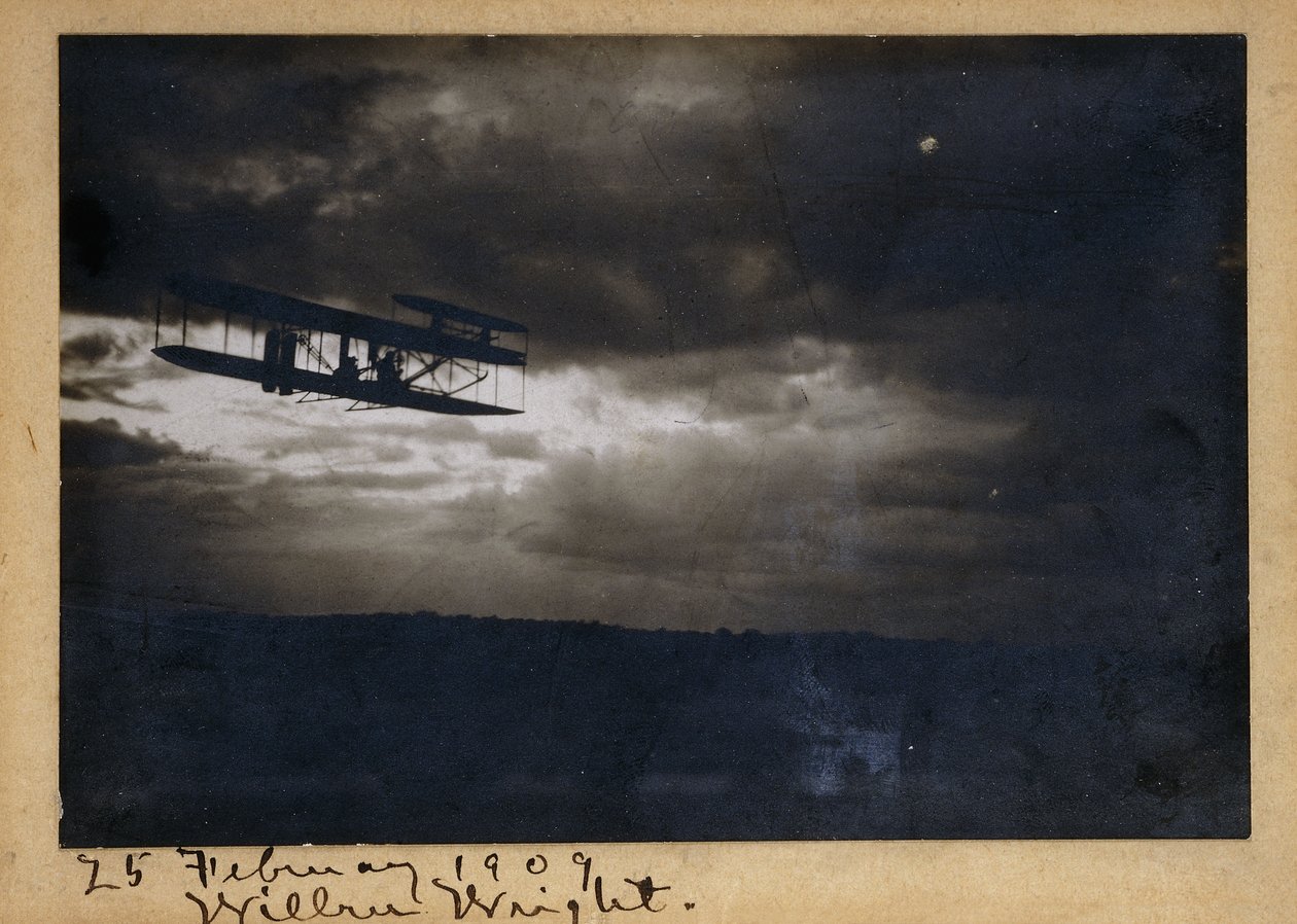 Wilbur Wright w locie, z autografem "Wilbur Wright" i datą "25 lutego 1909 r.", ok. 1909 r. (srebrna odbitka żelatynowa, na uchwycie, tusz) autorstwa Unknown photographer