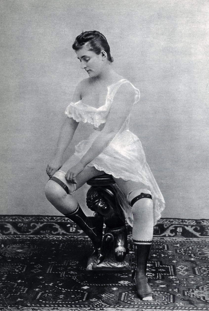 Kobieta w bieliźnie (deshabille) około 1885 Anonimowa fotografia (zdjęcie czarno-białe) autorstwa Unknown photographer