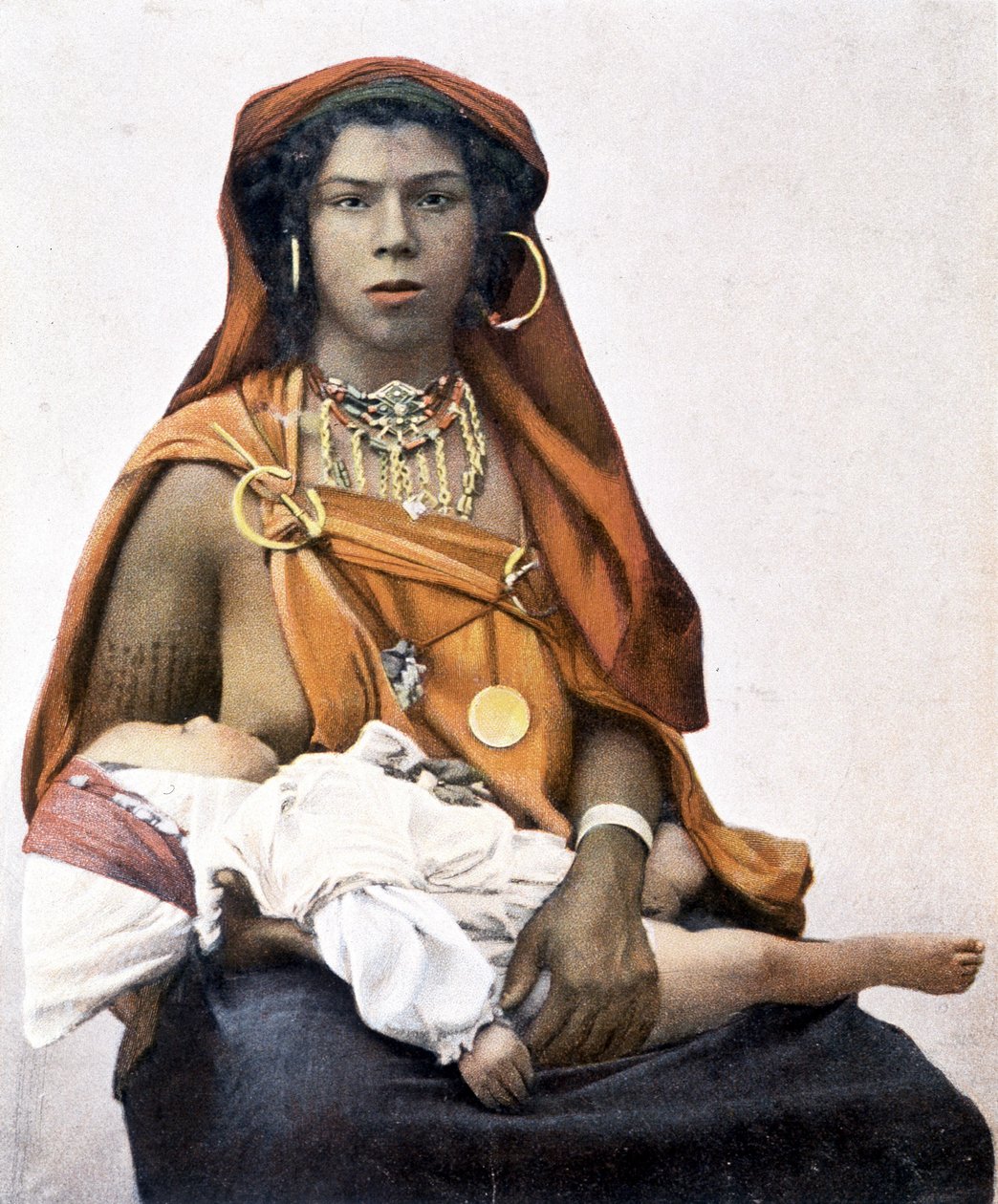 Młoda kobieta Berber karmienia piersią dziecka. Fotografia XIX wieku. autorstwa Unknown photographer