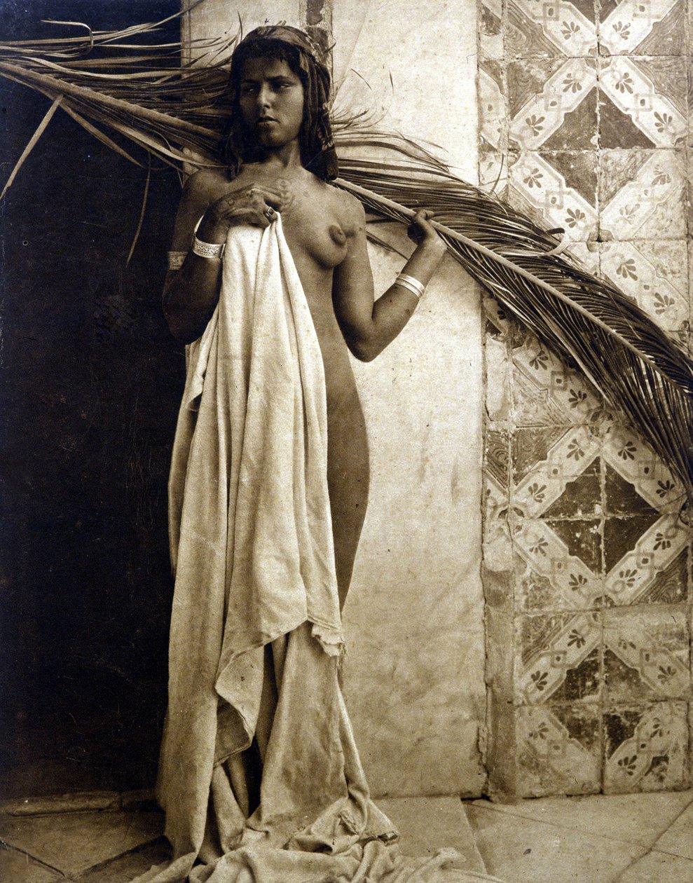 Młoda berberyjska kobieta pozuje nago. Fotografia około 1890 autorstwa Unknown photographer