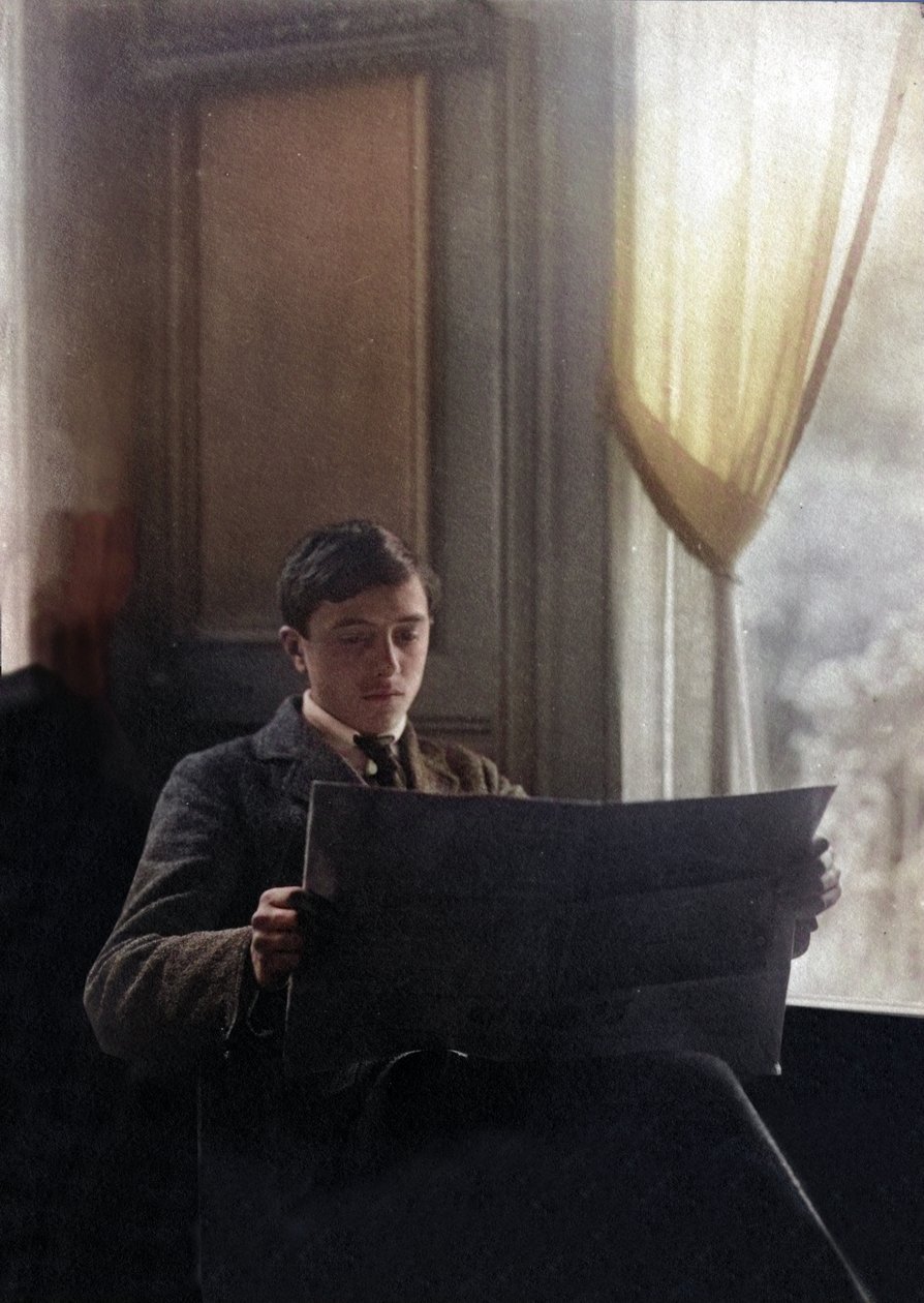 Młody mężczyzna czyta poranną gazetę, Francja autorstwa Unknown photographer