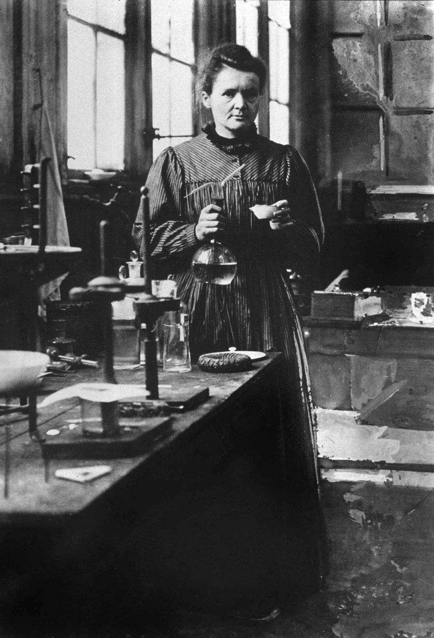 física francesa Marie Curie (1867-1934) prêmio Nobel de Física em 1903, e prêmio Nobel de Química em 1911, aqui em seu 1º laboratório em Paris em 1898 polonês autorstwa Unknown photographer