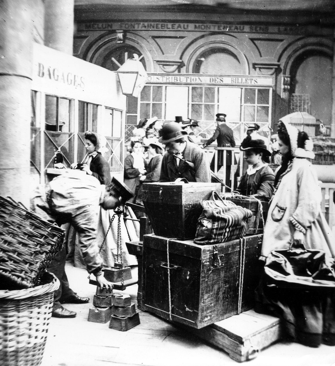 pasażerowie nadzorujący ważenie bagaży na Gare de Lyon w Paryżu, w czasach Drugiego Cesarstwa we Francji autorstwa Unknown photographer