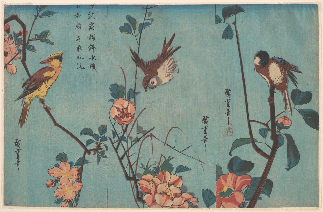 Sikora i kamelie (po prawej), wróbel i dzikie róże (w środku) oraz wilga czarnogłowa i kwiaty wiśni (po lewej) autorstwa Utagawa Hiroshige