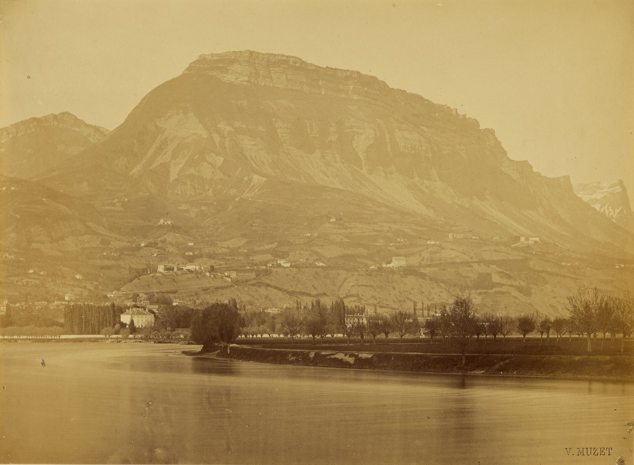[Rzeka Isère, Mont Saint-Eynard, Dent de Crolles widziane z Grenoble, Francja]. autorstwa V. Muzet
