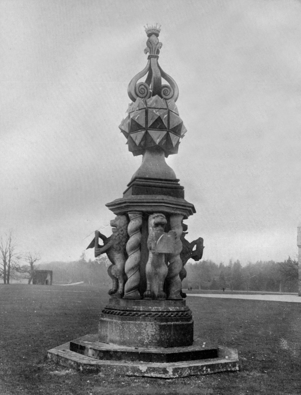 Zegar słoneczny, zamek Glamis, 1924-1926. autorstwa Valentine and Sons Ltd