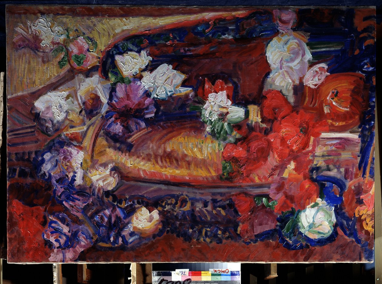 Martwa natura z ozdobną poduszką i kwiatami. Obraz Wasilija Iwanowicza Denisowa (1862-1921). olej na płótnie autorstwa Vasily Ivanovich Denisov