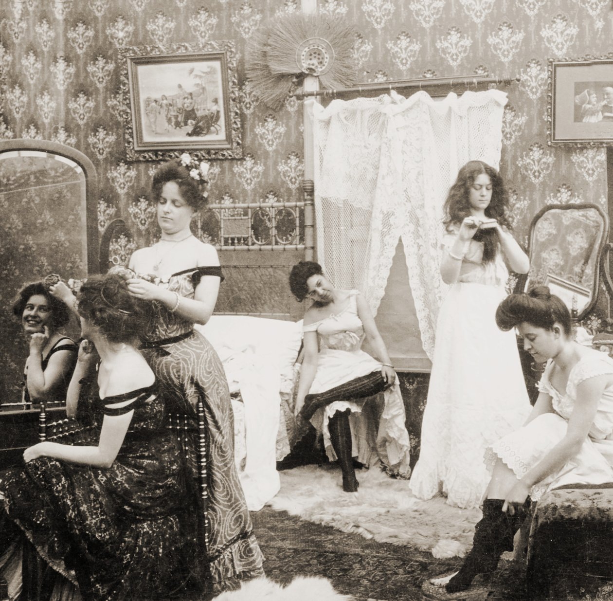 „Ubieranie na bal”, ok. 1900 (zdjęcie w sepii) (patrz także 473245) autorstwa Vermont, USA H.C. White Company