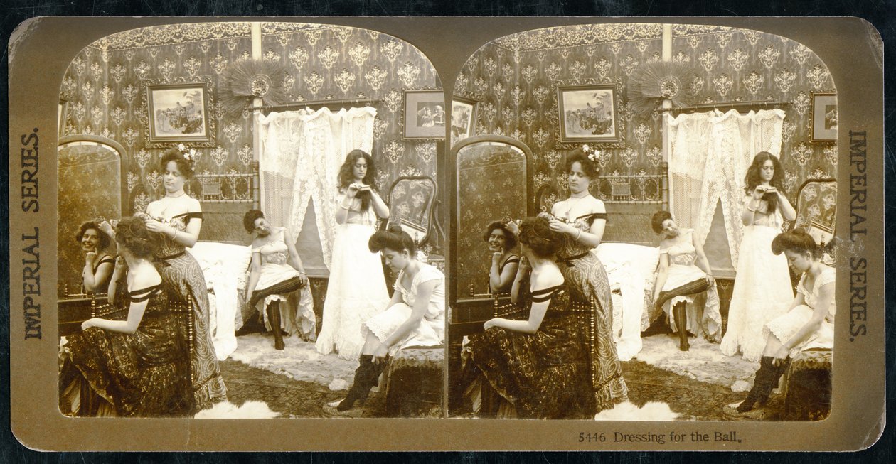 „Ubieranie na bal”, ok. 1900 (zdjęcie w sepii) (patrz także 473245) autorstwa Vermont, USA H.C. White Company