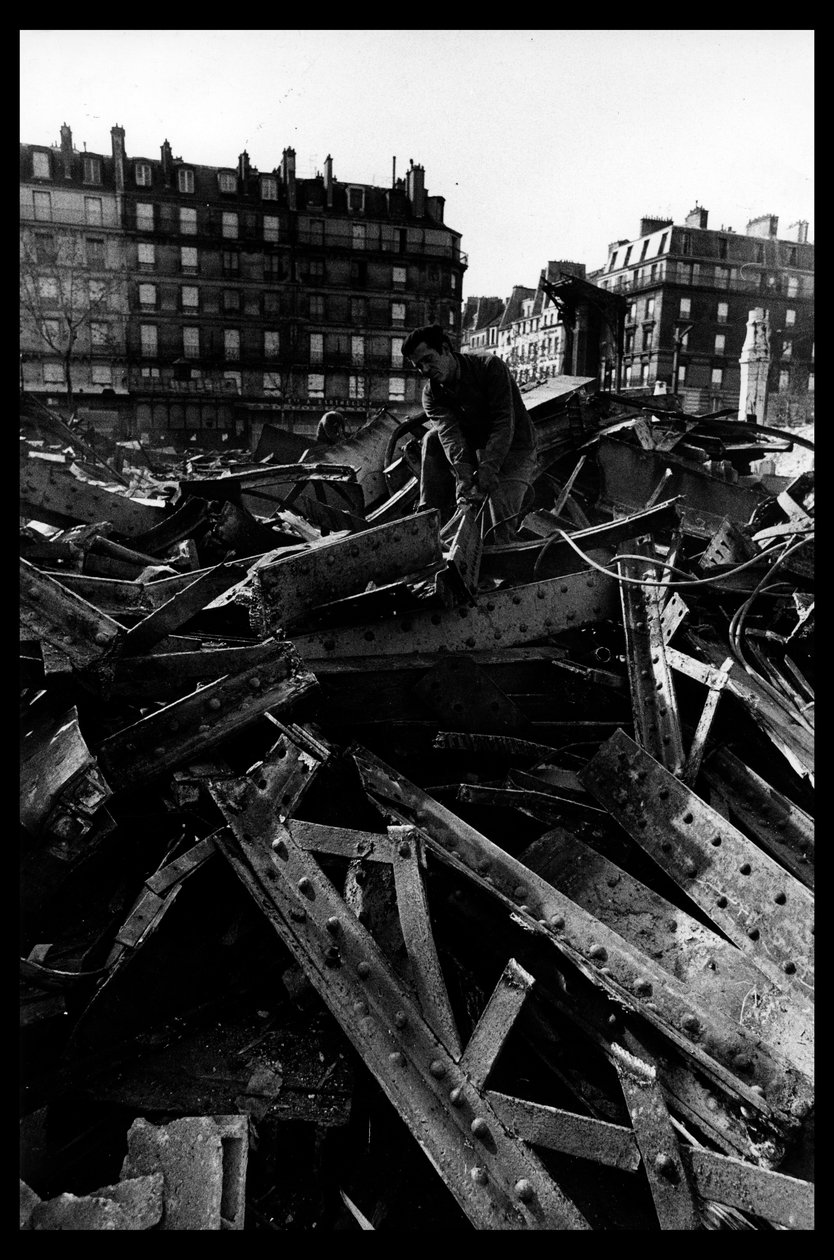 Rozbiórka rynku centralnego w Paryżu, sierpień 1971 (zdjęcie czarno-białe) autorstwa Victor Baltard