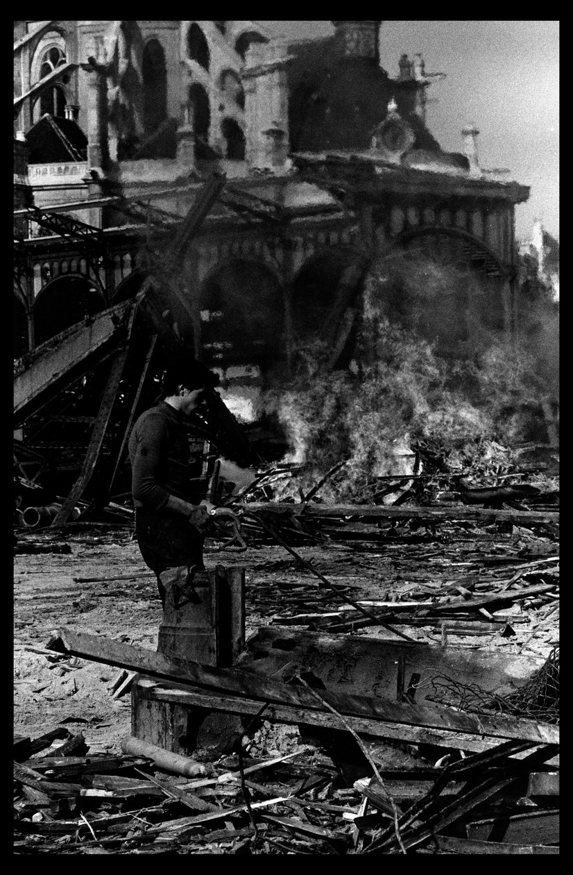 Rozbiórka rynku centralnego w Paryżu, sierpień 1971 (zdjęcie czarno-białe) autorstwa Victor Baltard