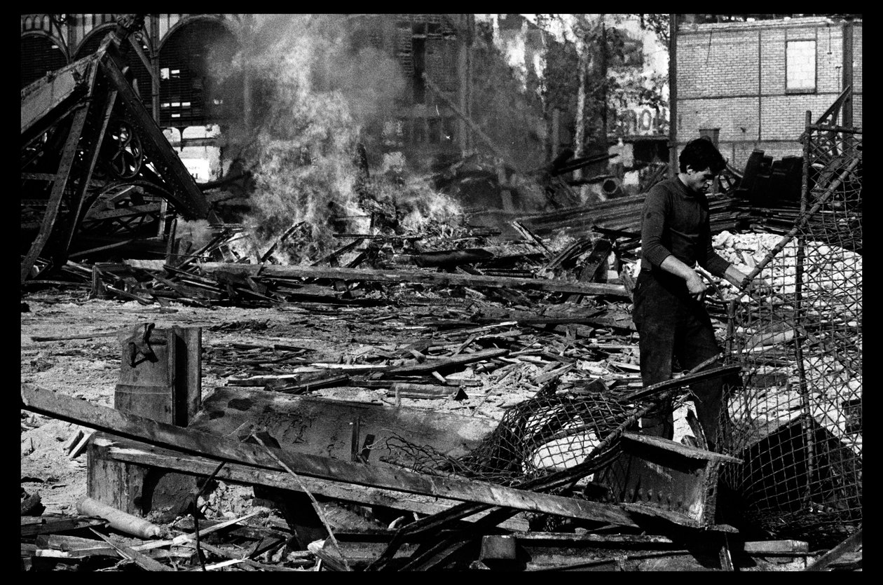 Rozbiórka rynku centralnego w Paryżu, sierpień 1971 (zdjęcie czarno-białe) autorstwa Victor Baltard