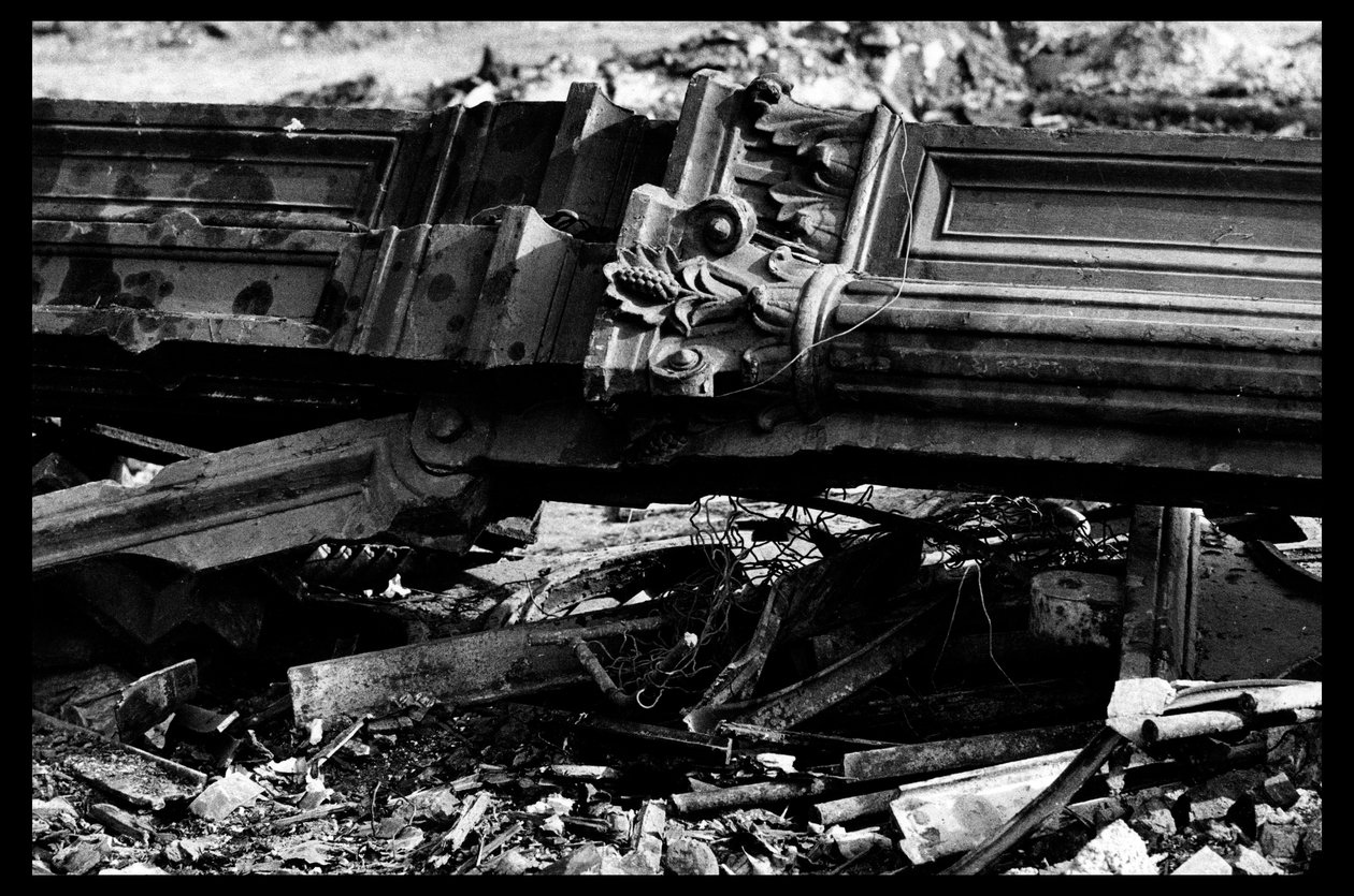 Rozbiórka rynku centralnego w Paryżu, sierpień 1971 (zdjęcie czarno-białe) autorstwa Victor Baltard