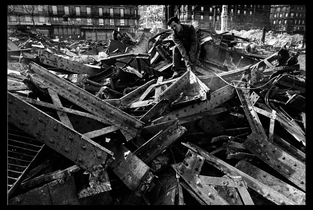 Rozbiórka rynku centralnego w Paryżu, sierpień 1971 (zdjęcie czarno-białe) autorstwa Victor Baltard