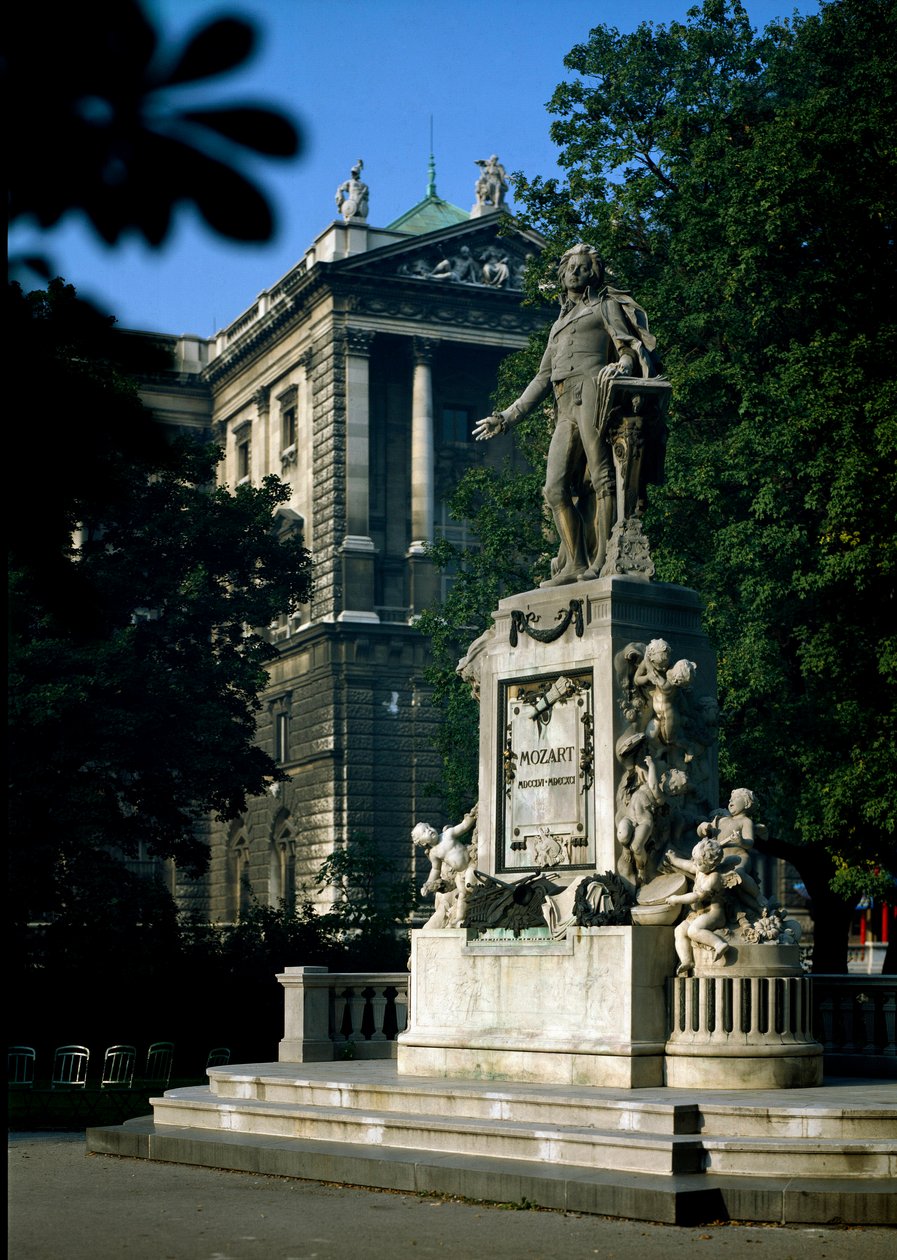 Pomnik w hołdzie austriackiemu kompozytorowi Wolfgangowi Amadeuszowi Mozartowi (1756-1791). Rzeźba Victora Tilgnera (1844-1896) 1896. Wiedeń, Burggarten, Austria autorstwa Victor Tilgner