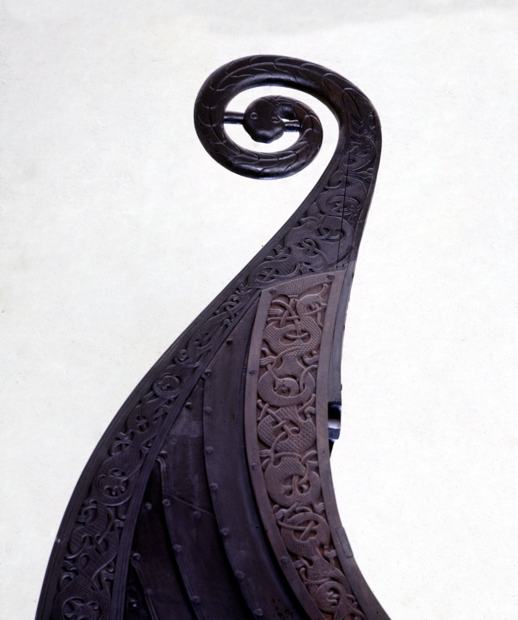Figura dziobowa grobowego drakkara (okrętu wikingów) z Osebergu, datowana na IX wiek. Muzeum Oslo Bygdoy. autorstwa Viking