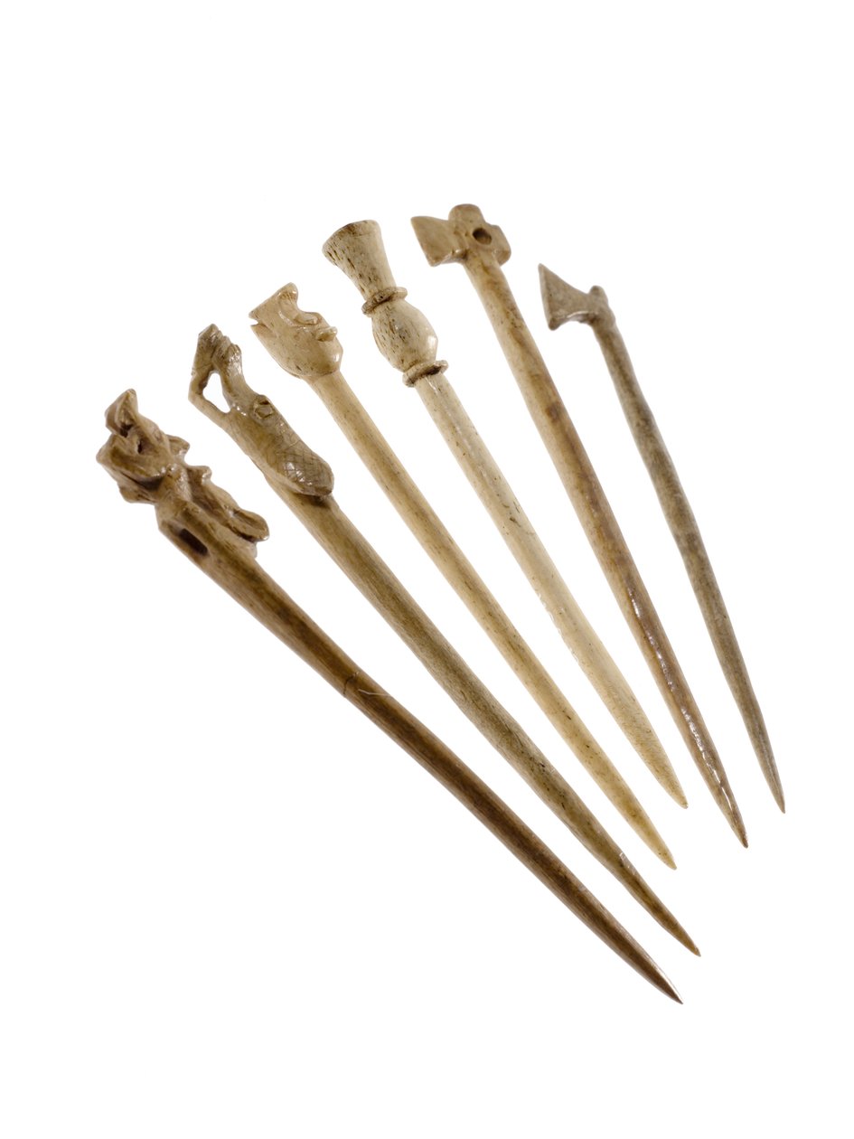 Szpilki lub szpilki do włosów ze zwierzęcą głową, z Jarlshof, Szetlandy, 850-1100 AD (kości) autorstwa Viking Viking