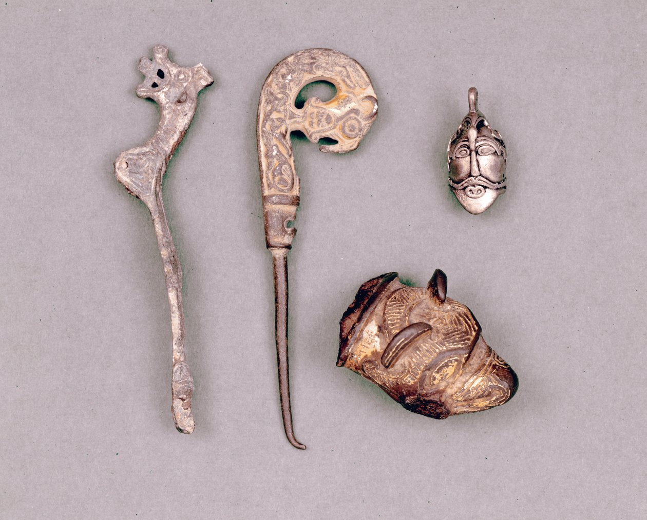 Różne elementy aparatury i klejnoty wikingów, w prawym górnym rogu przedstawienie bóstwa Odyna. Sztokholm, Historiska Museet autorstwa Viking Viking
