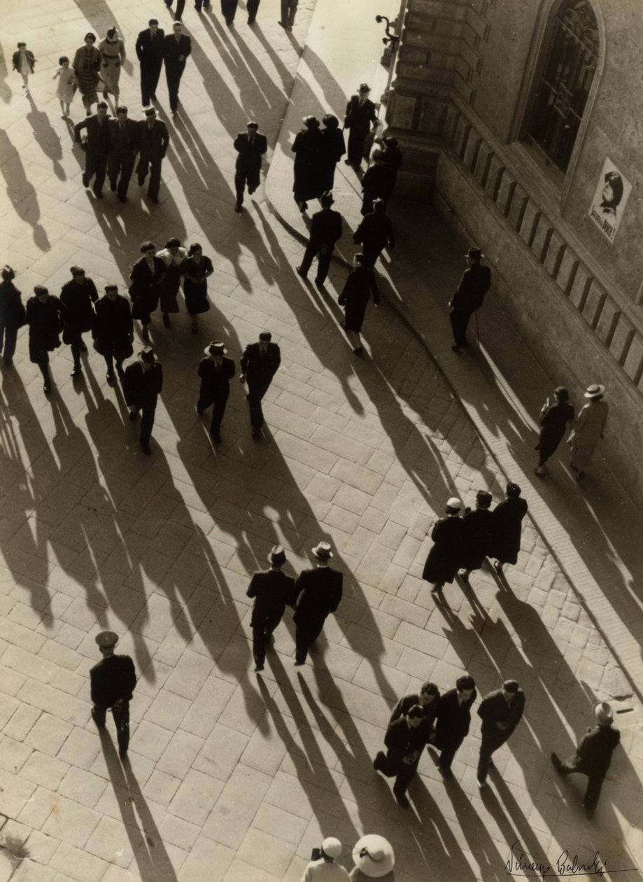 Widok z lotu ptaka na zatłoczoną ulicę, ok. 1938 r. (zdjęcie czarno-białe) autorstwa Vincenzo Balocchi