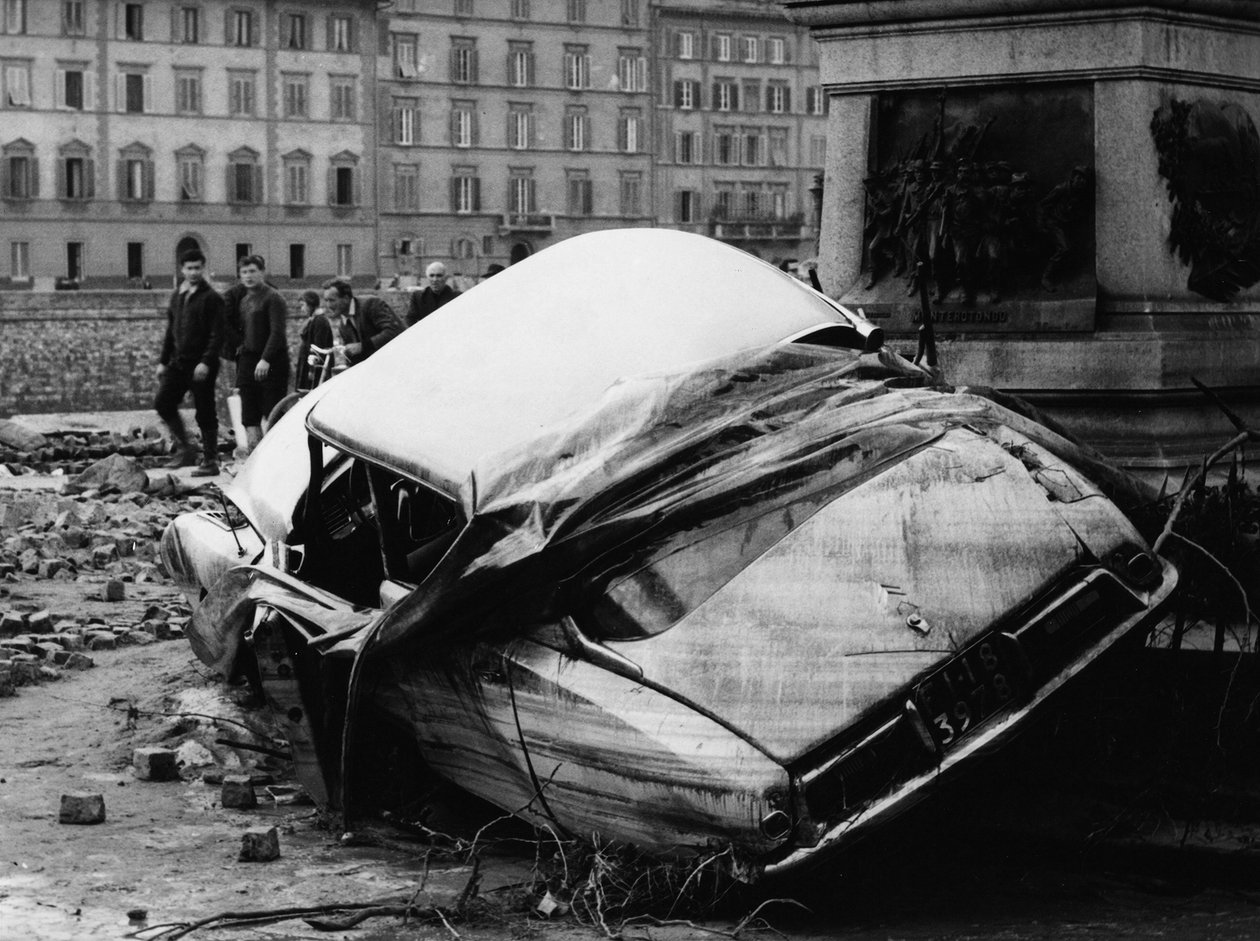 Citroen DS rzucony na pomnik podczas powodzi we Florencji, listopad 1966 r. (zdjęcie czarno-białe) autorstwa Vincenzo Balocchi