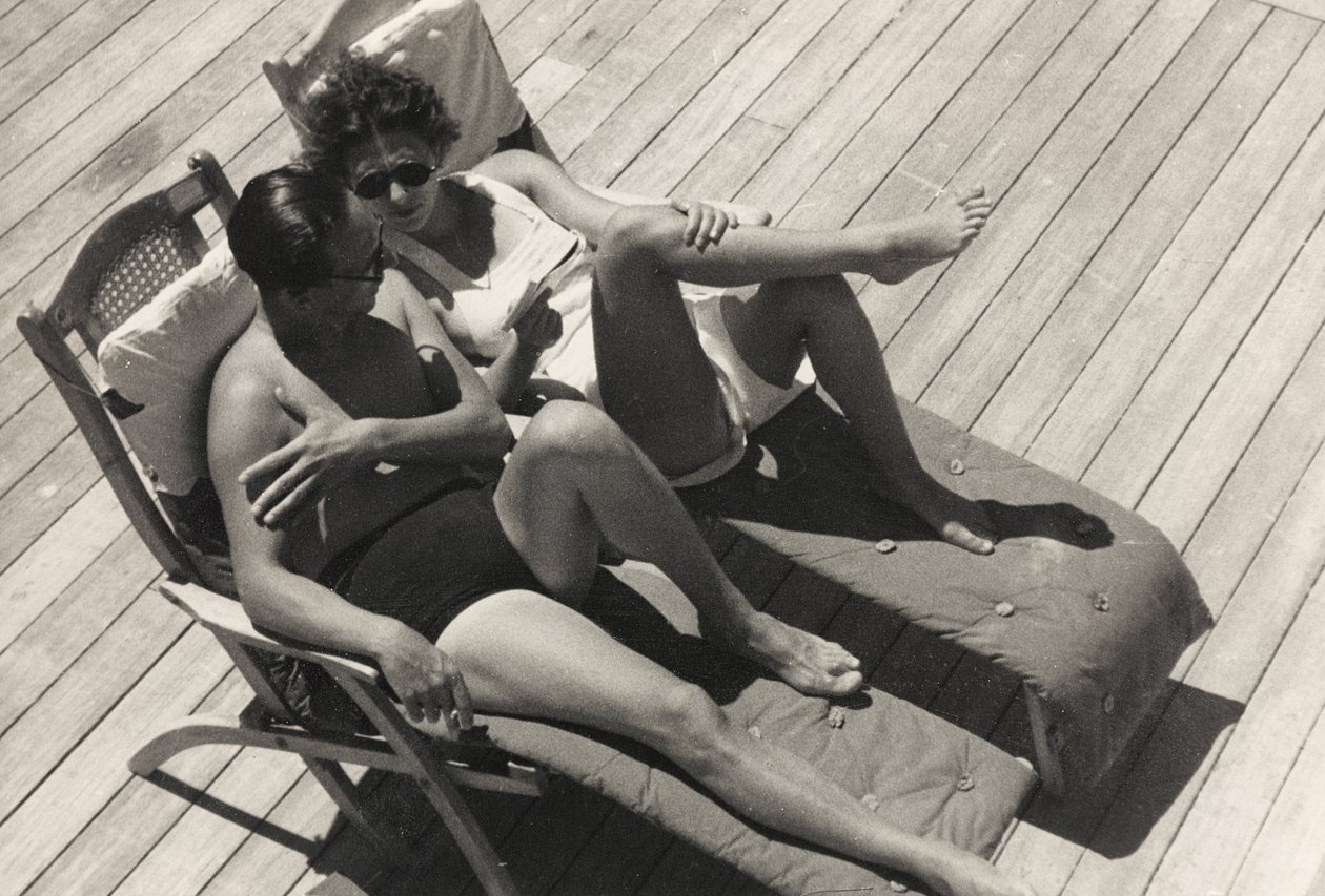 Para na pokładzie statku wycieczkowego "Oceania", z albumu "At the Edge of Oceania 28th July to 10th August 1935". autorstwa Vincenzo Balocchi