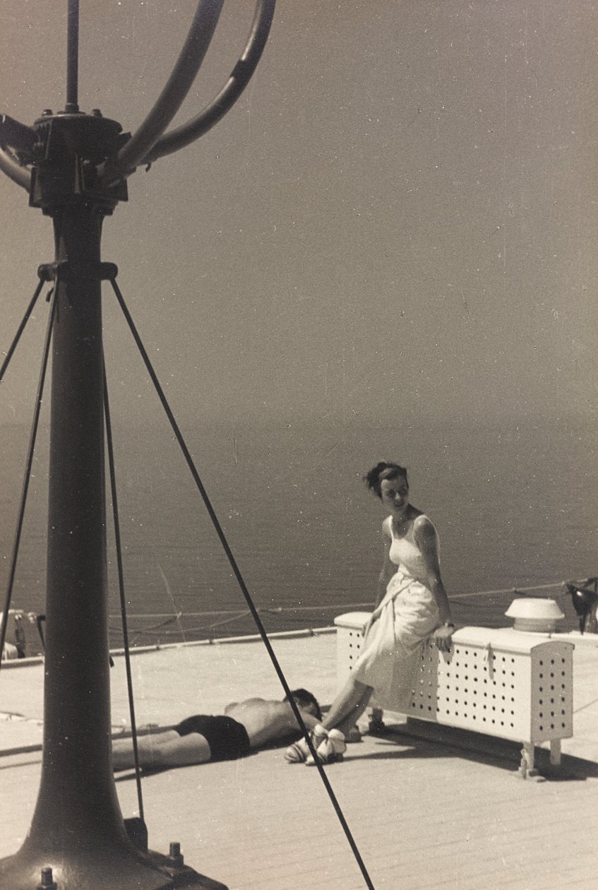 Para na pokładzie statku wycieczkowego "Oceania", z albumu "At the Edge of Oceania 28th July to 10th August 1935". autorstwa Vincenzo Balocchi