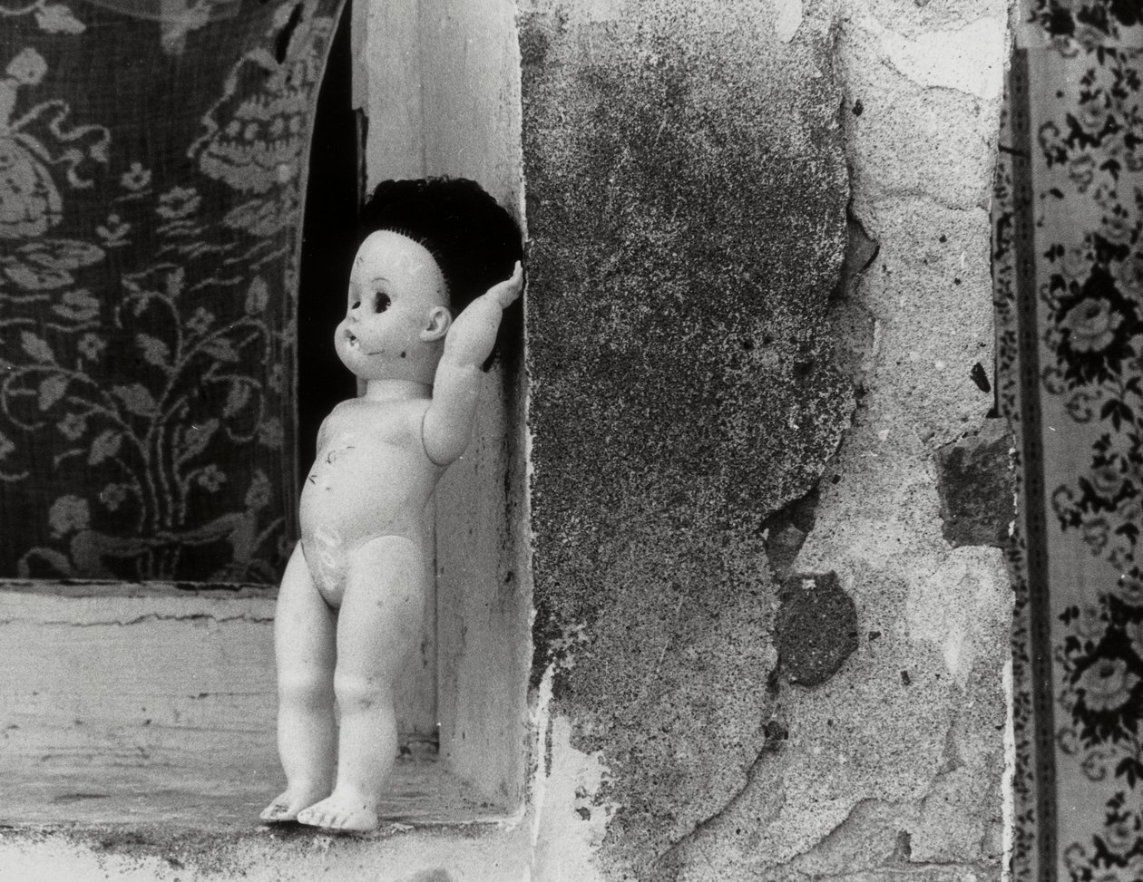 Lalka na parapecie autorstwa Vincenzo Balocchi
