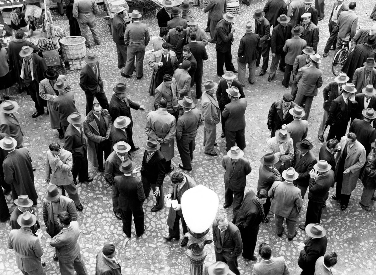 Grupa rozmawiających mężczyzn, Włochy, ok. 1960 r. (odbitka żelatynowo-srebrowa) autorstwa Vincenzo Balocchi