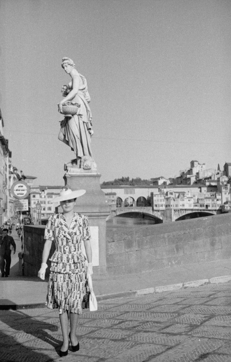 Modelka pozująca na moście Santa Trinita we Florencji podczas sesji zdjęciowej, 2-3 czerwca 1941 r. (zdjęcie czarno-białe) autorstwa Vincenzo Balocchi